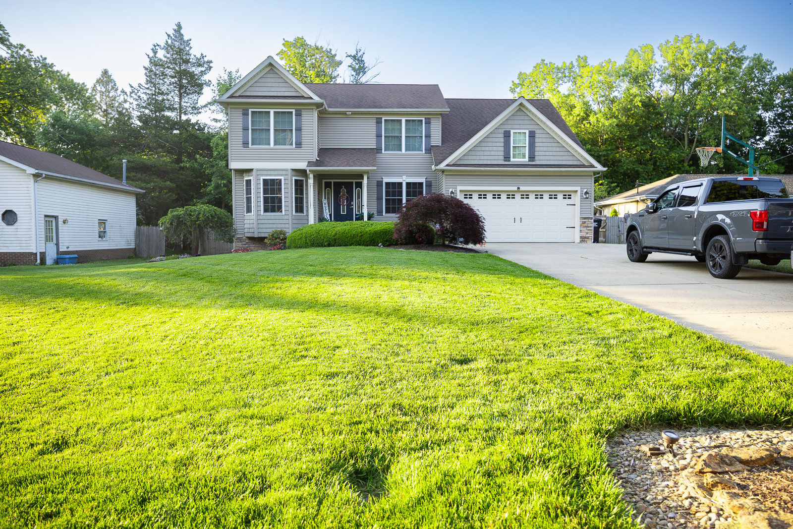 front of house green grass lawn care