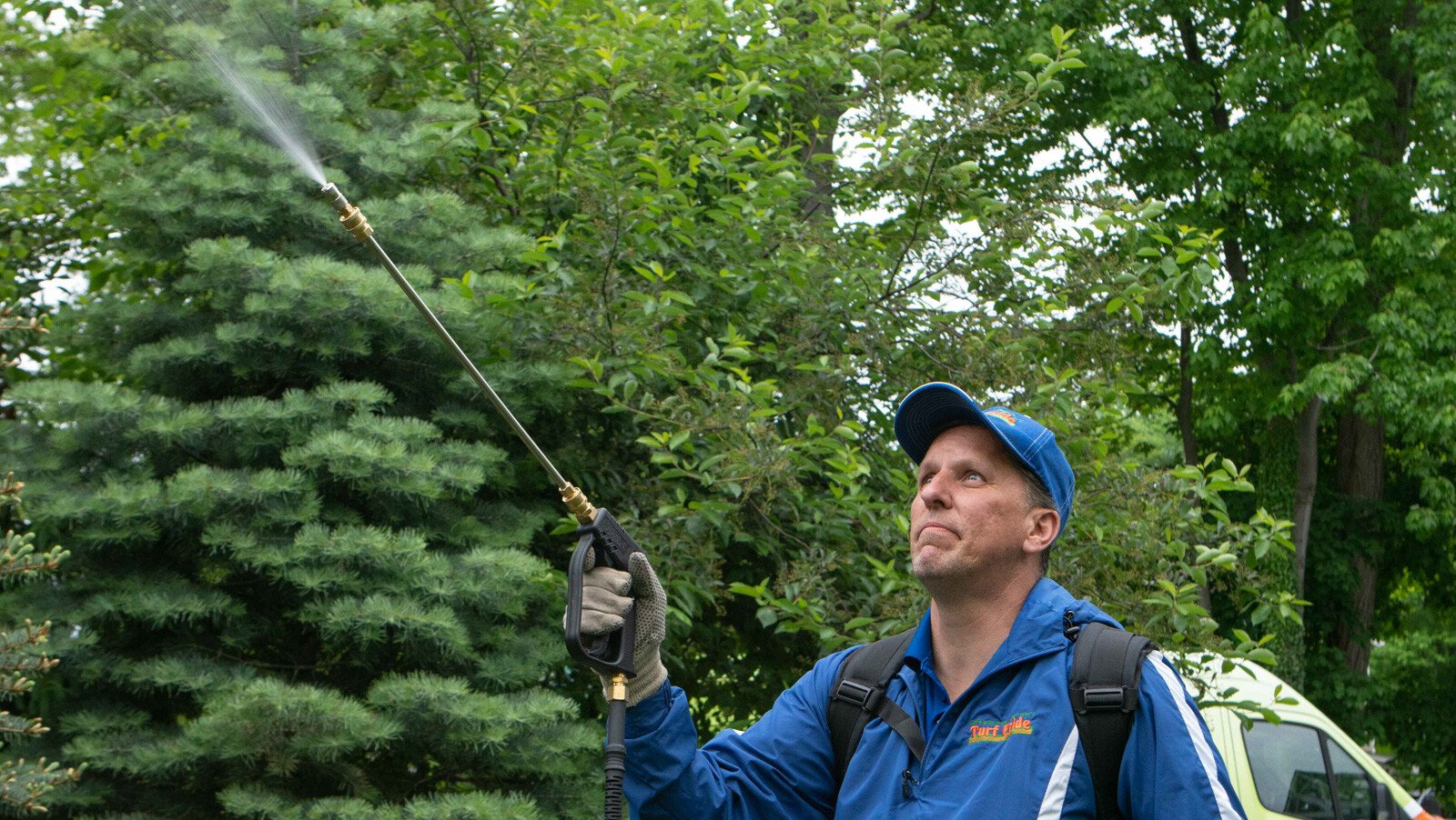 dormant-oil-technician-spraying