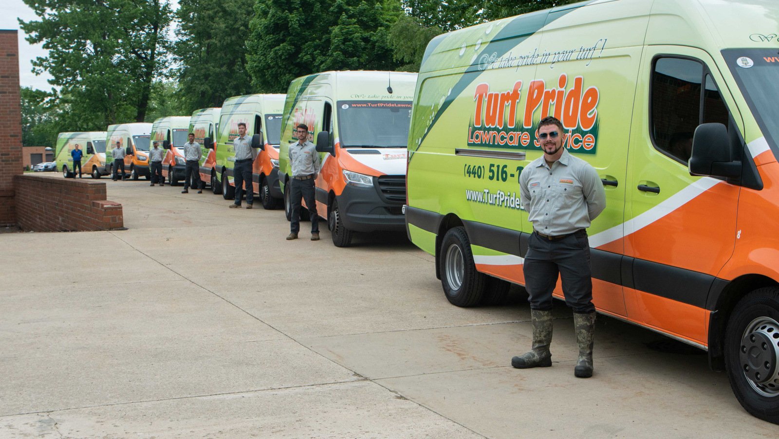 turf-pride-team- lawn-care-experts--lineup-company-vehicles