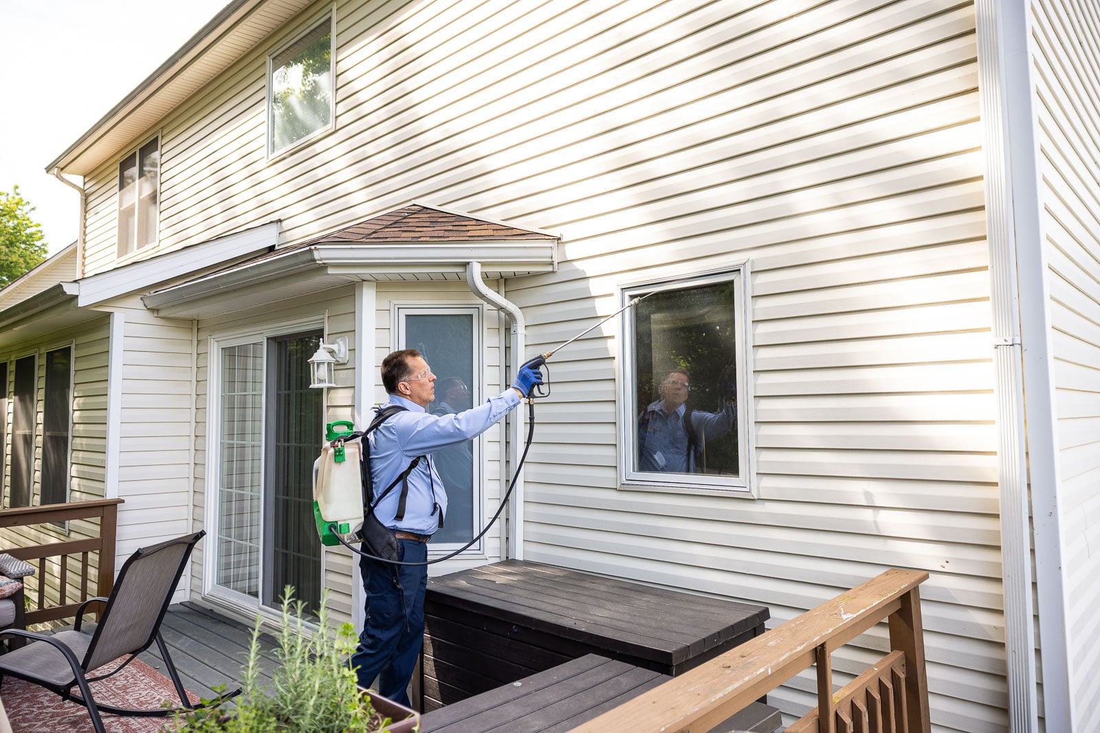 pest control crew spraying house 1