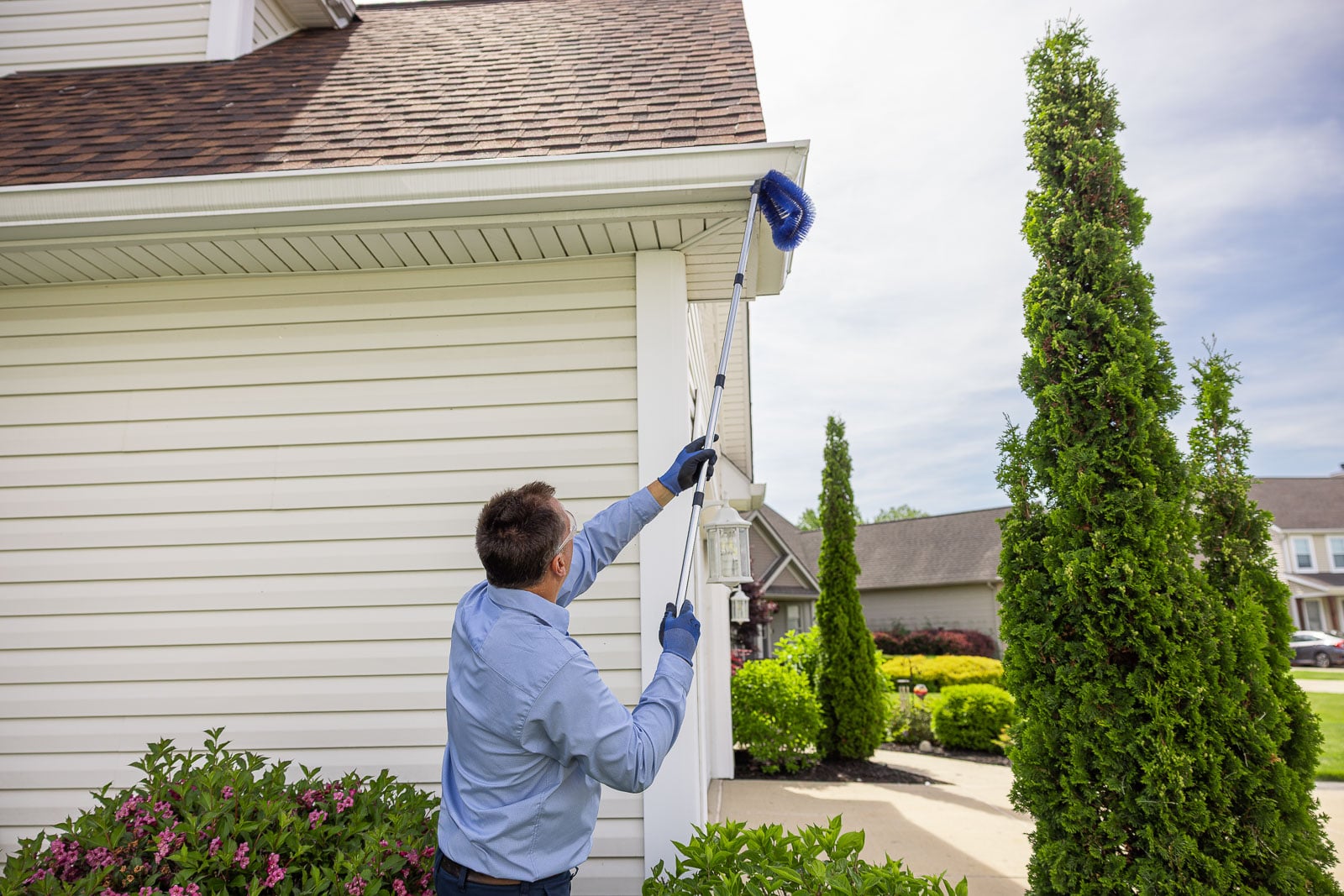 pest control crew wiping down pests from house 1